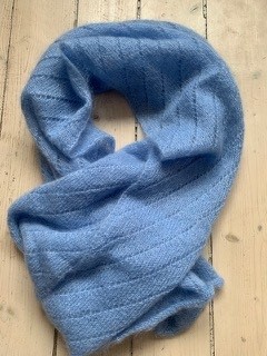 Scarf with eyelet lace pattern